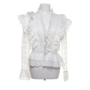 Spets blus💕 - Söt vit spets blus ifrån NLY TREND ,storlek 38, men passar även mig som har xs/s 💕 Nyskick då jag bara använt den en gång❤️