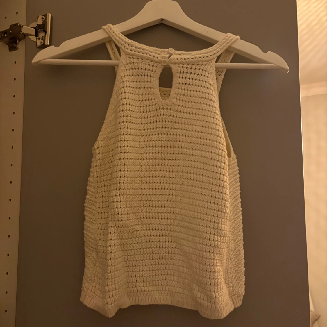 Vit stickad linnetopp med nyckelhålsdetalj - 1