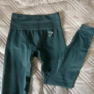 Mörkgröna leggings från Gymshark - Nästan nya Gymshark leggings , bara att fråga om man har frågor 