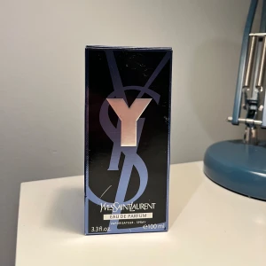 Yves Saint Laurent Y EdP 100ml - Helt ny!!✅ parfym från Yves Saint Laurent. Eau de Parfum i stor flaska på 100 ml. Perfekt för dig som vill sticka ut med en ikonisk doft och snygg design.