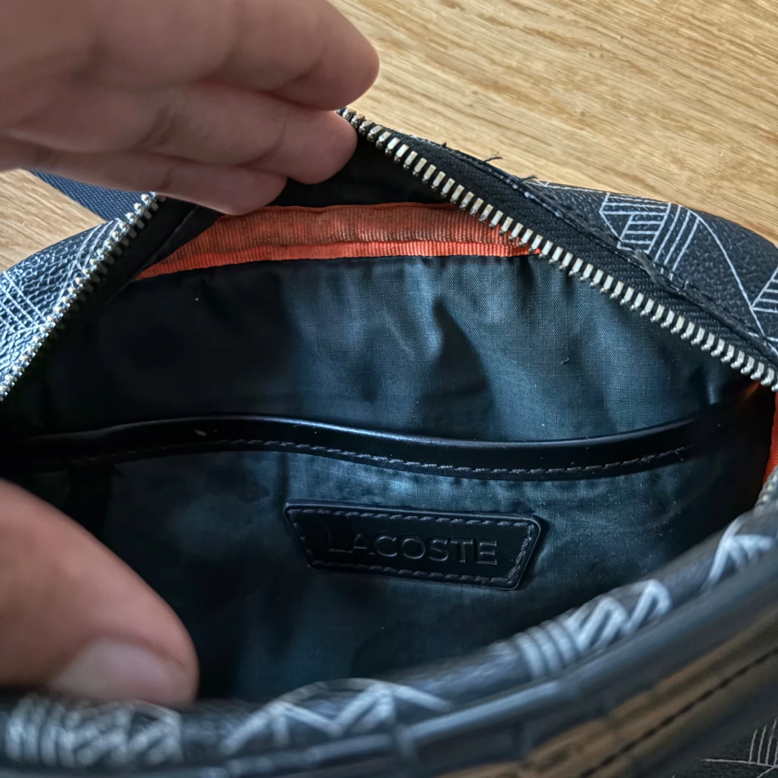 Svart axelväska från Lacoste - 3