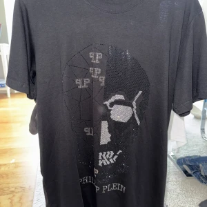  Philipp Plein - Svart t-shirt från Philipp Plein med glittrande döskallemotiv framtill. Aldrig använd, taggen kommer med. Om du har fler frågor eller är intresserad, skriv privat