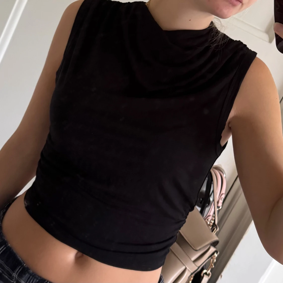 Svart croppad ärmlös topp