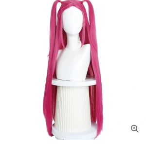 Lång rosa peruk med tofsar - Säljer Mira från K-Pop: Demonjägarnas superlånga rosa peruk med två höga tofsar, perfekt för cosplay eller maskerad. Peruken är rak och har intensiv rosa färg, syntetmaterial och ger en anime-inspirerad look. Passar dig som vill sticka ut och skapa en unik stil.