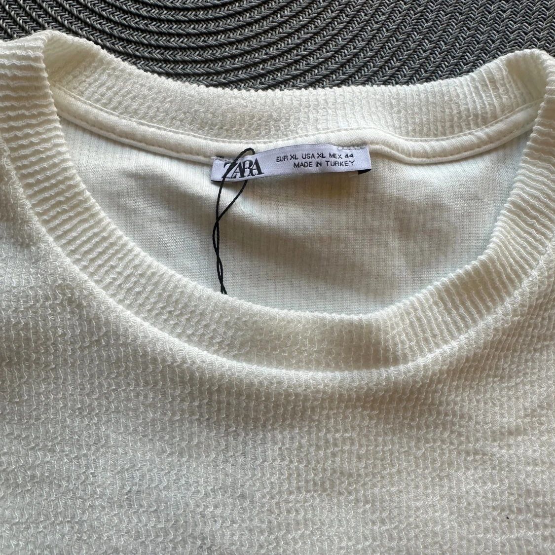 Vit ribbad t-shirt från Zara och byxor i XL - 2