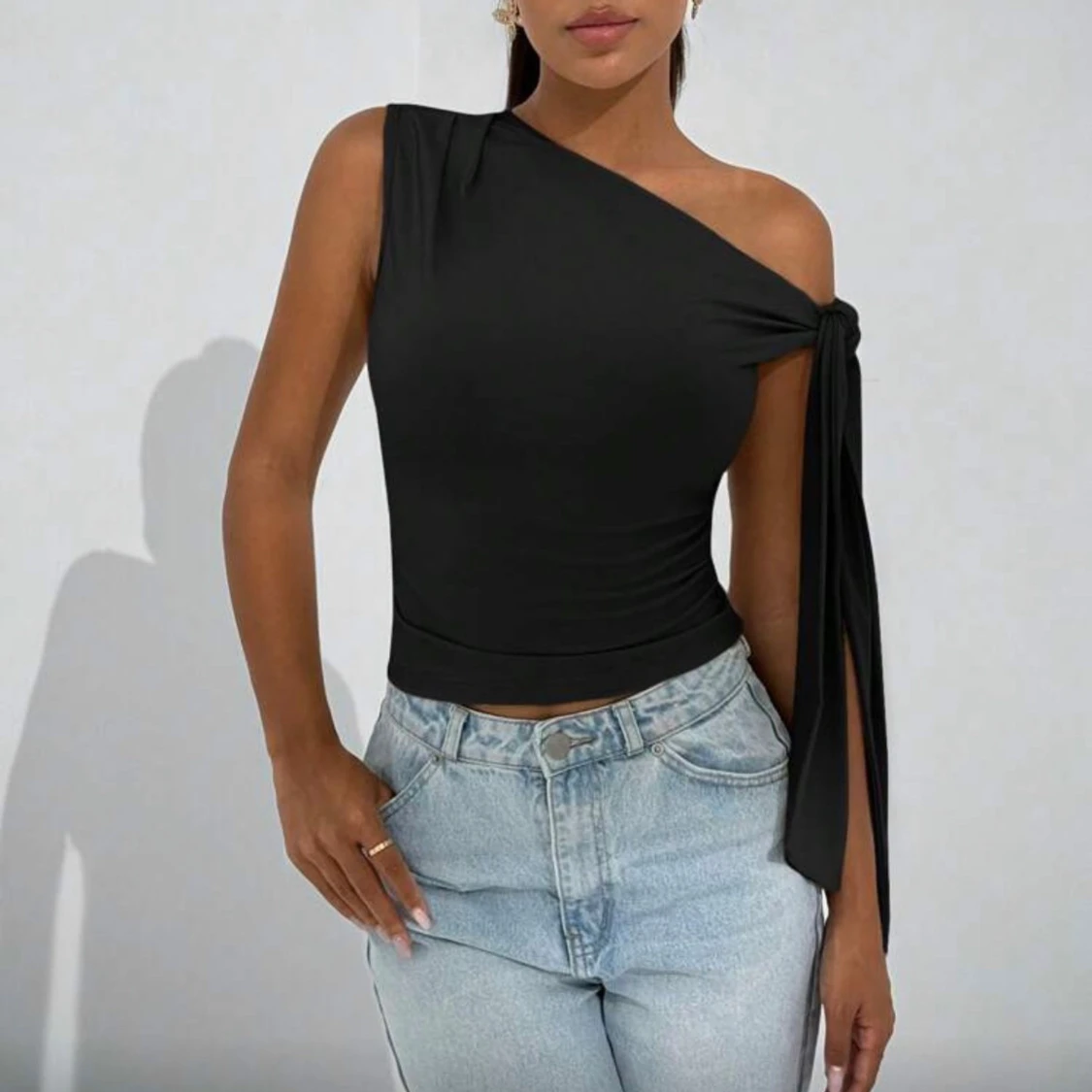 Svart one shoulder topp med knyt