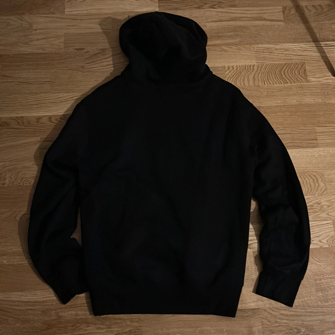 Svart hoodie från Pull&Bear med dragkedja - 1