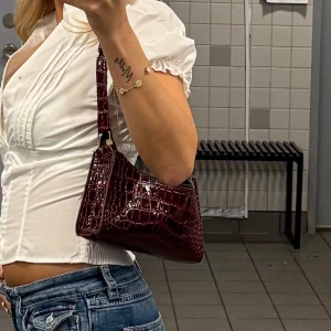 Röd skinn väska - Säljer denna fina väska med ormskinnsmönster inga defekt osv