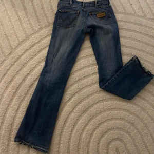 Blå Wrangler bootcut jeans - Snygga blå jeans från Wrangler med  bootcut🩵🩵🩵