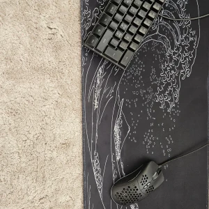 Gamingmus med honeycomb-design + mekaniskt tangentbord + musmatta - Paket med lättvikts gamingmus (honeycomb-design, DPI-knapp), mekaniskt tangentbord (nordisk layout  och stor musmatta med vågmotiv. Perfekt för gaming. Allt är kabelanslutet och fungerar bra.