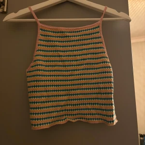 Färgglatt set - Linne och shorts, går att köpa separat också. Stretchiga material och använt max 4 gånger.