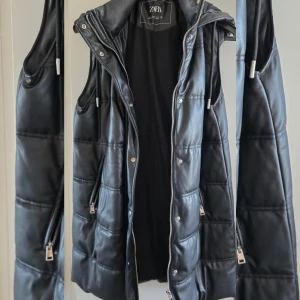 Zara väst  - Säljer min Zara väst i bra skick använd några gånger i storlek S