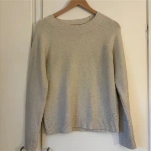 Stickad tröja  - Beige stickad tröja ifrån vero Moda storlek s 