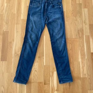 Replay Anbass  - Säljer ett par blåa Replay jeans i modellen anbass, den är använda men fortfarande i gott skick och har mycket kvar att ge. Byxorna är i w29 och l32. Kan gå ner i pris vid snabb affär