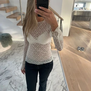 Vit spets topp - Lägger ut igen, aldrig använd. 