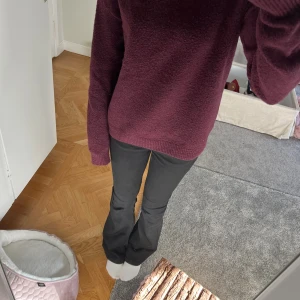 Mysig vinröd stickad tröja - Enkel och snygg vinröd stickad tröja med rund halsringning och långa ärmar. Tröjan har en loose passform och är perfekt för kyligare dagar. Mjuk och skön känsla, passar till både jeans och kjol.