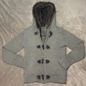 Fodrad Cardigan - Säljer denna fodrade cardigan nu som är perfekt att ha till skolan eller jobbet med bara en t-shirt under, speciellt nu när det börjat bli kallt ute. Skriv vid frågor och och funderingar.🦦