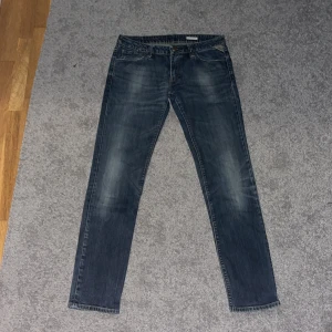 Replay rockxanne jeans blå slim fit 30/32 - Snygga, i princip oanvända blå jeans från Replay i modellen slim fit. Jeansen har klassisk femficksdesign, lätt slitna detaljer och raka ben. Perfekta för dig som gillar en stilren och modern look. Midjan är normal och materialet är mjukt denim.