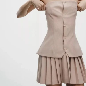 Zara klänning  - Slutsåld klänning från Zara. Helt oanvänd, prislapp kvar. Gammelrosa färg.