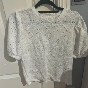 Vit blus - Endast använd ett fåtal gånger och inga tecken på användning. 