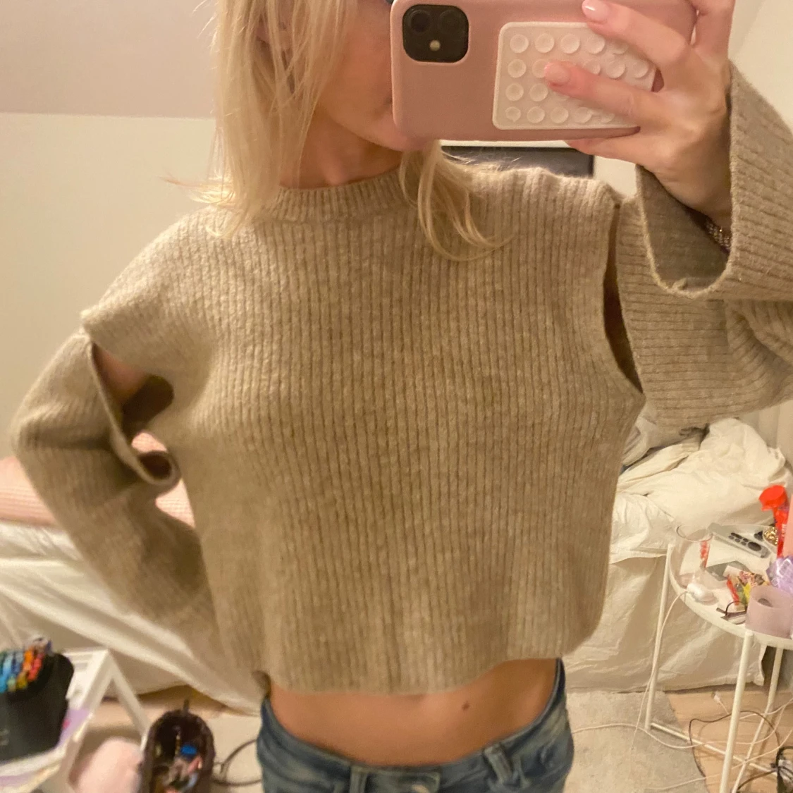 Beige stickad tröja med cutouts  - 2