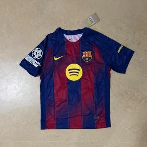 Barcalona 25/26 X Lamine Yamal - Säljer denna snygga tröjan med lamine yamal på ryggen för endast 299kr skriv till om ni är intresserade!