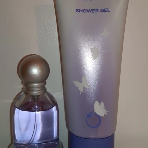 Parfym & shower gel set, 100 ml & 30ml - Fräsch parfym och shower gel som är ett sett. Det är 30ml i parfymen och 100ml i shower gelén. Har ALDRIG! Använt produkterna har bara tagit ur boxen och kollat på dem, är från spanien