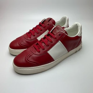 Valnetino flycrew skor (nytt skick) - Hej! Säljer nu dessa sjukt snygga Valentino flycrew skor. Skorna är i mycket fint skick! Har ett begränsat antal boxar och dustbag! Hör gärna av dig vid frågor!