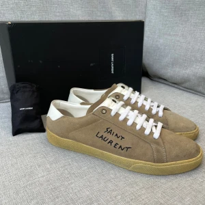 Saint Laurent skor  - Hej! Säljer nu dessa sjukt snygga ysl skor. Skorna är i toppskick! Har begränsat antal boxar och dustbag. Hör av dig vid frågor. 41 passar 42