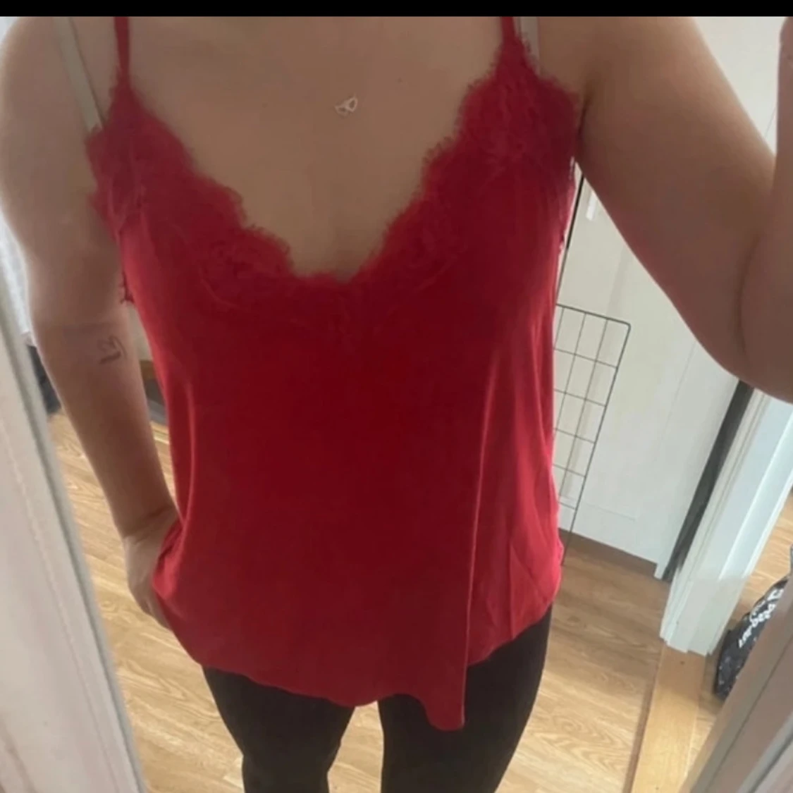 Röd linnetopp med spetsdetaljer - 3