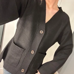 Lager 157 stickad kofta (INTRESSEKOLL!!) - INTRESSEKOLL på denna virala lager 157 koftan som är slutsåld överallt, prislappen är kvar. OBS!! Kan tänka mig byta med en XS