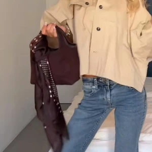 Brun väska  - Säljer denna sååå fina bruna väska med så fin scarf jag satt på❤️🩷🤎🤎🤎