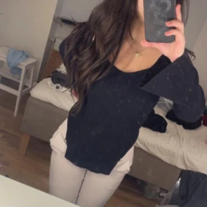 Svart stickad tröja med slits - Storlek S.