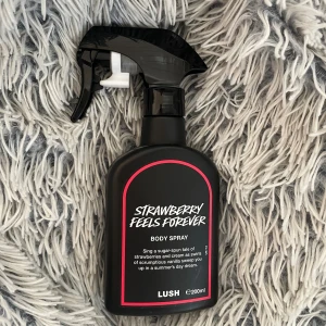 Strawberry Feels Forever Body Spray Lush - Body spray från Lush med namnet Strawberry Feels Forever. Volym: 200 ml. Helt oanvänd. Med doft av söta jordgubbar och grädde.           Nypris 395kr