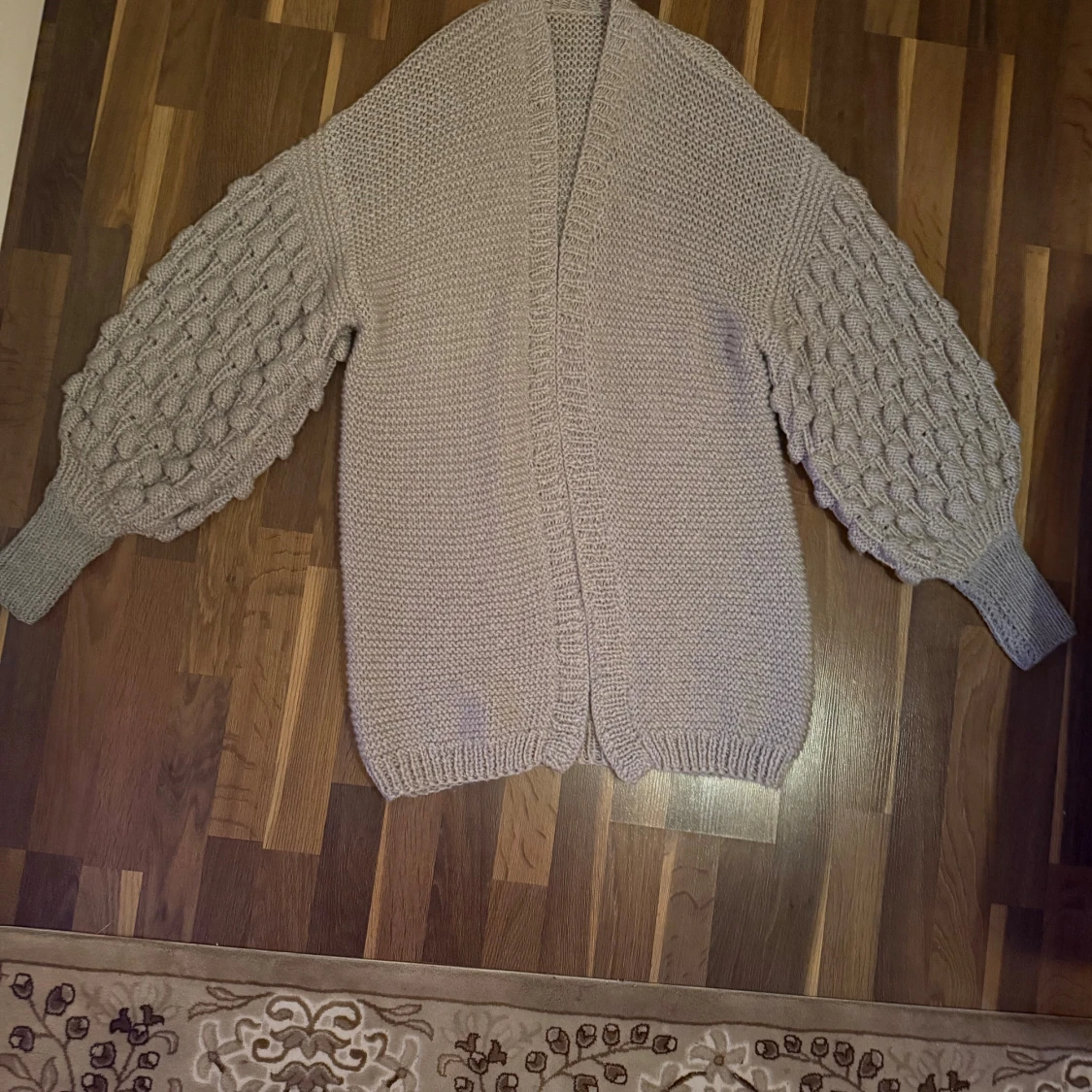 Beige stickad kofta med puffärmar