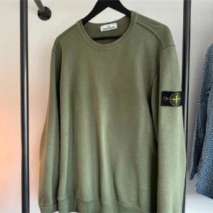Fin Stone Island sweatshirt  - Säljer nu min Stone Island sweatshirt i storlek L. Tröjan är i bra skick och ni kan verifiera på qr kod, har tyvärr inte kvar kvittot men inköpt på Cenino Donna i Kristianstad.   Nypris 2500 Säljes för 1200 eller 900 vid snabb affär.