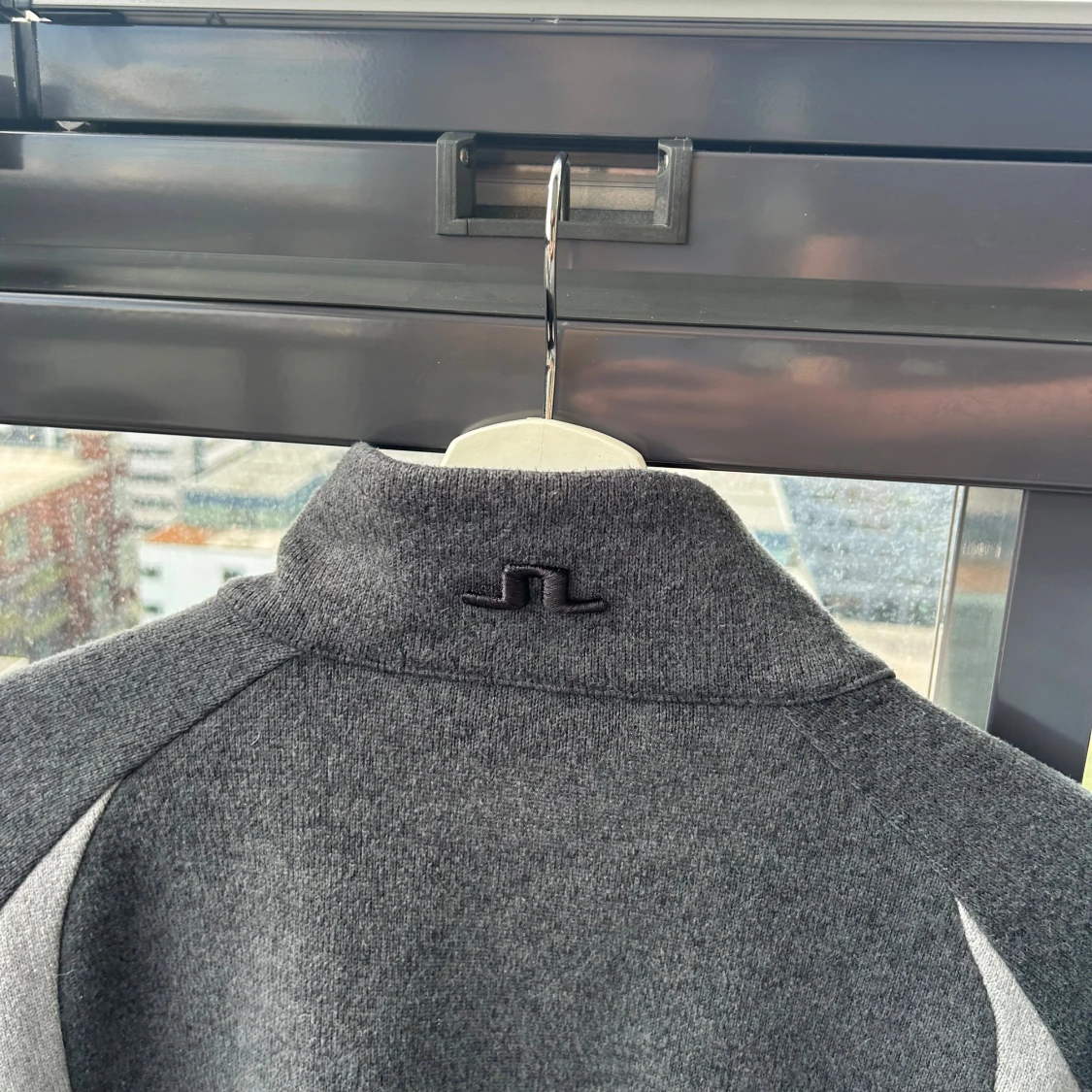 Mörkgrå ziptröja från J.Lindeberg - 2