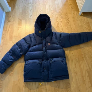 Fjällräven jacka  - Säljer en mörkblå fjällräven jacka med mycket fint skick, jackan är i herrmodell och storlek L. Kan gå ner i pris vid snabb affär. 