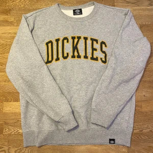 Dickies Tjocktröja - Snygg och skön tjocktröja från Dickies. Najs boxy passform med ett vintage inspirerat tryck på framsidan.