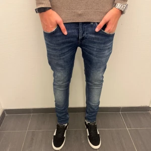 DONDUP JEANS GEORGE - Dondup Jeans George | Storlek 31, Längd: 93cm/Midija:40cm | Deluxecloset 