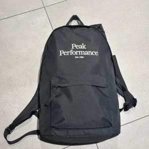 Svart ryggsäck från Peak Performance - Stort huvudfack med en datorficka invändigt, även 2 ytterfack. Axelremmar är justerbara💕