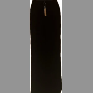 Svart ribbad långkjol från Skims XS - Svart långkjol från Skims i ribbad bomullskvalitet. Kjolen har en rak och tight passform som sitter snyggt längs kroppen. Perfekt för dig som gillar en stilren och enkel look med lite edge. Elastisk midja för extra komfort.