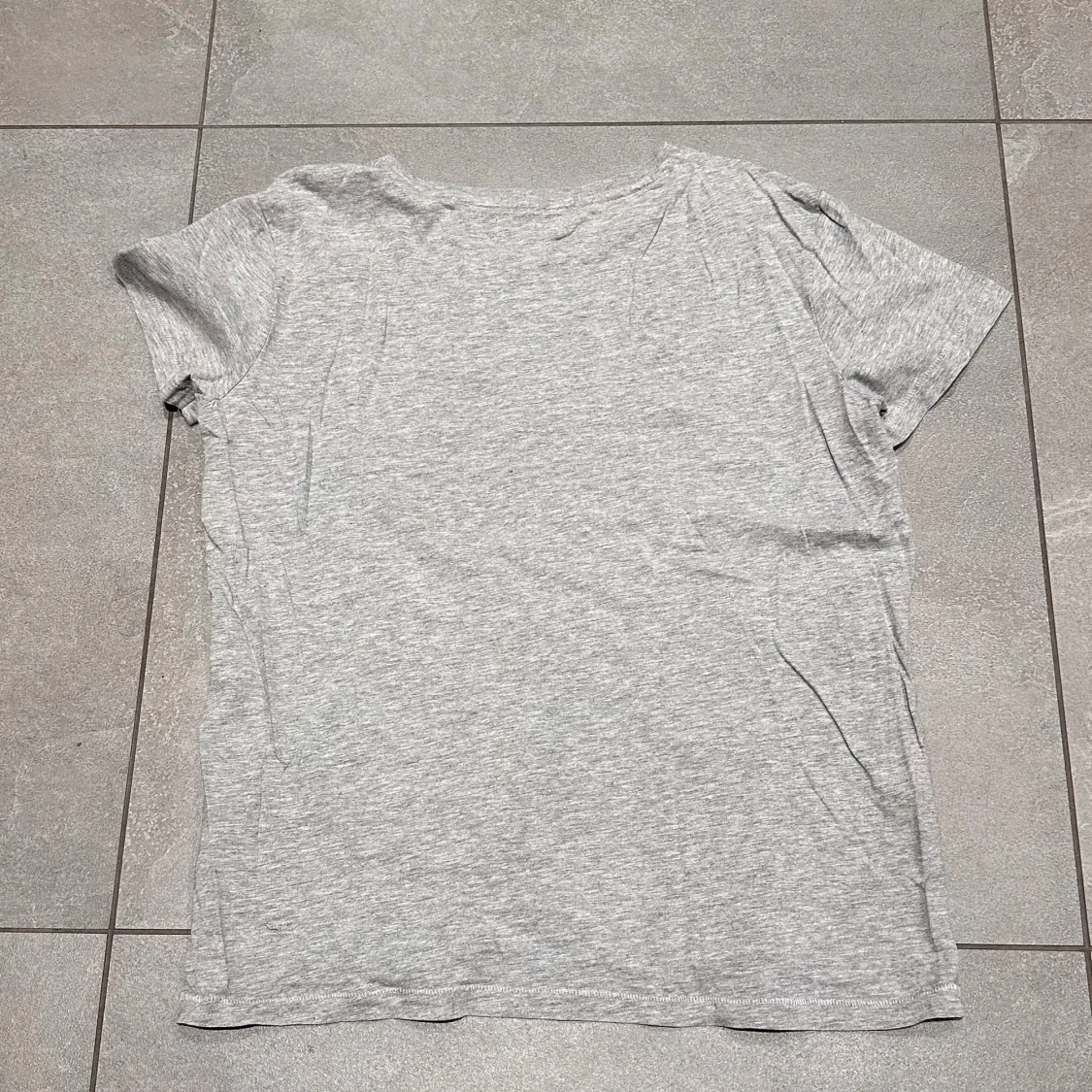 Grå t-shirt med Memphis-tryck - 1