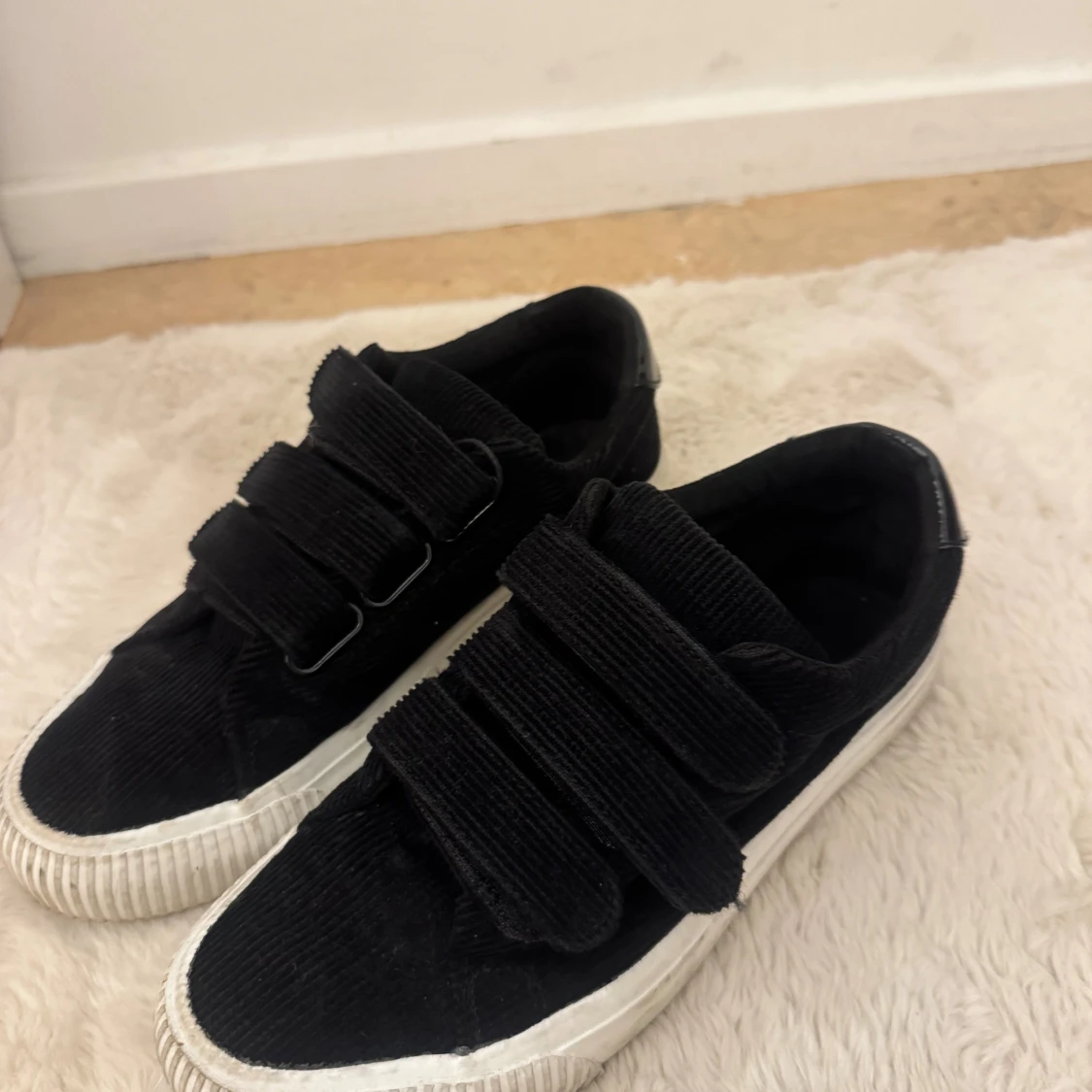 Svarta sneakers i manchester med kardborre - 1