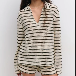 Crochet tröja med v-ringning - Säljer en stickad tröja med svarta ränder på vit botten. Tröjan har v-ringning, lång ärm och en lite loose passform. Perfekt för dig som gillar en chill och avslappnad stil. Den är oanvänd men har ingen prislappen, för att jag beställde den och tog bort prislappen men sedan insåg jag att jag inte ville ha den längre och därför säljer jag den. Beställd från Gina tricot och är i storleken XS/S.