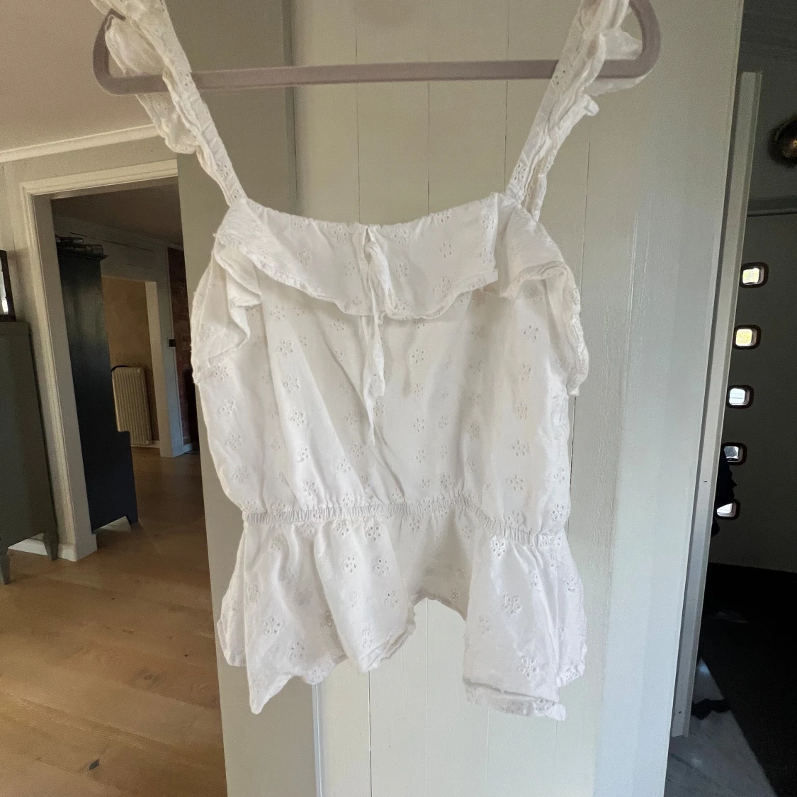 Vit broderad blus med volang - 2