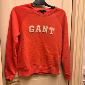 Rosa Gant tröja Stl S - Jättefin sweatshirt från Gant i storlek S. Fint skick och väldigt skön!