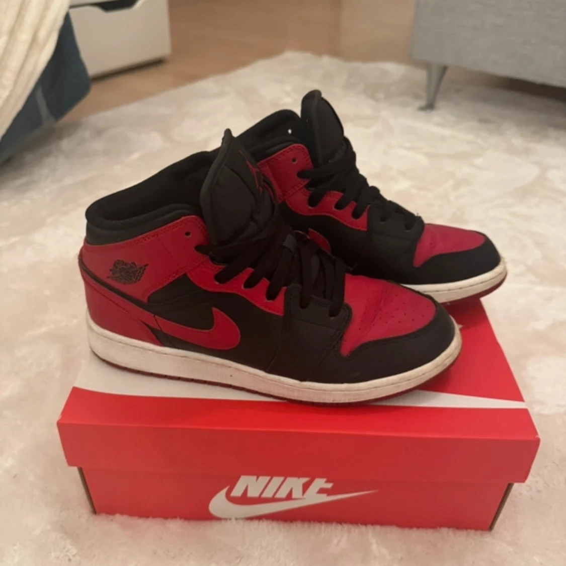 Nike Air Jordan 1 Mid Svart/Röd 38.5 - 1