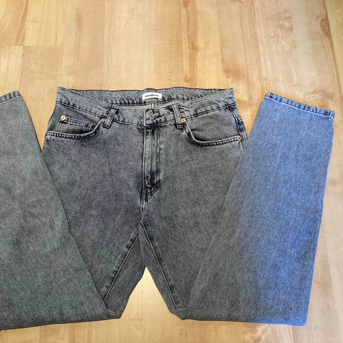 Grå jeans från Woodbird i rak modell - 1