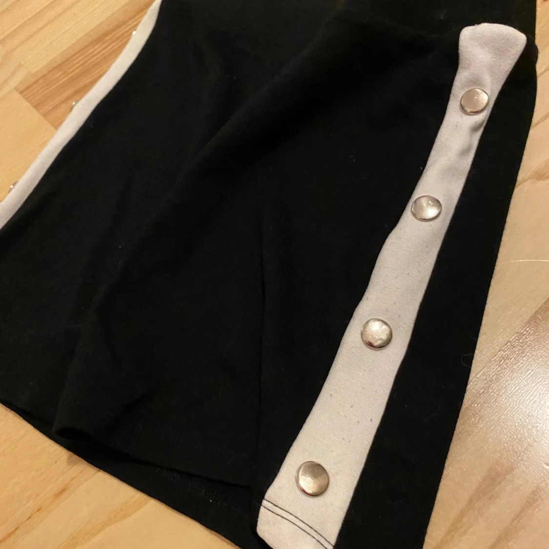 Svart kortkjol med knappar från Lindex - 1